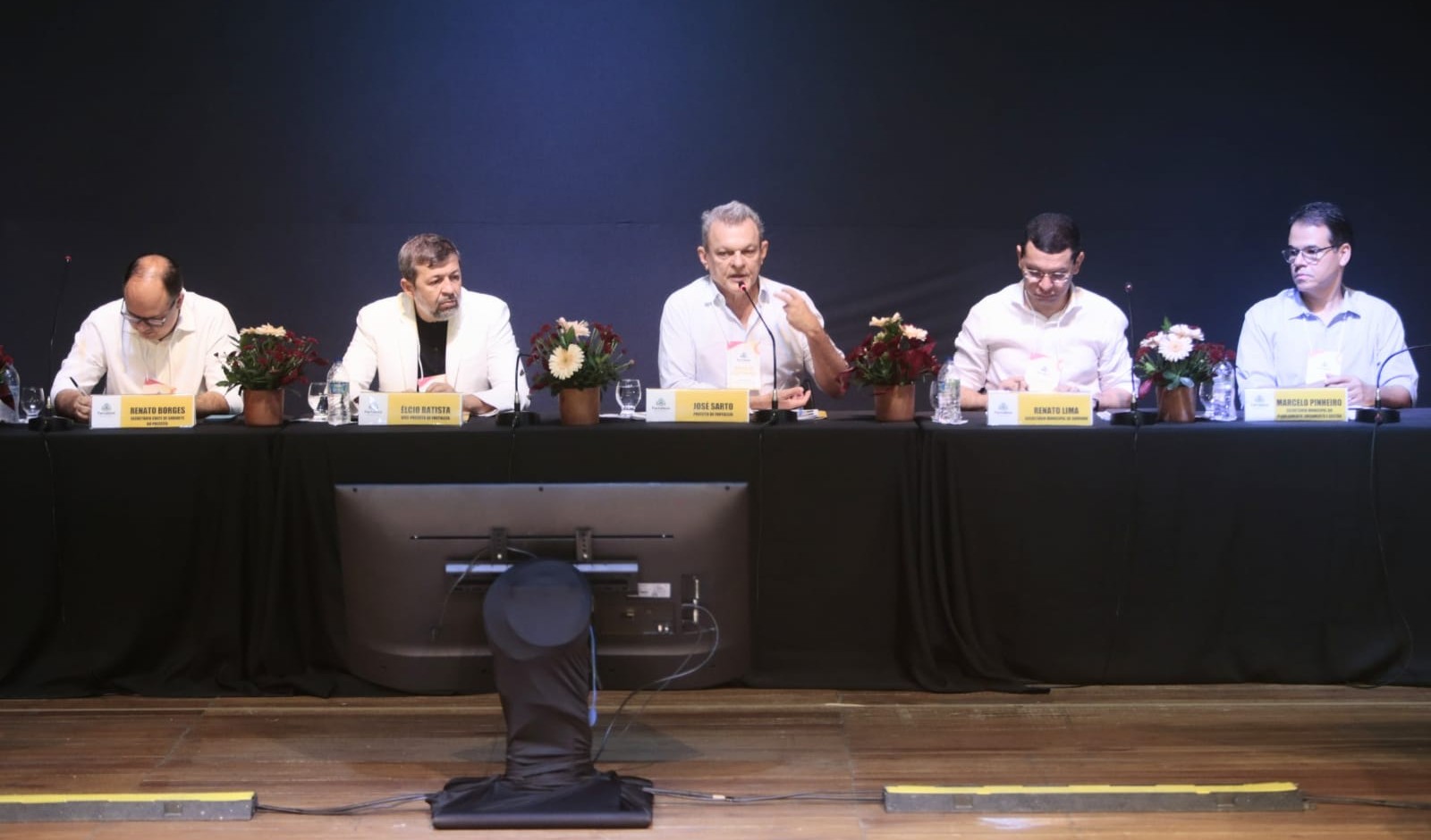 pessoas numa mesa de reunião